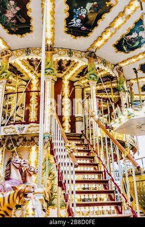 Splendidamente lavorato in vecchio stile merry-go-round a Biarritz, Francia Foto Stock