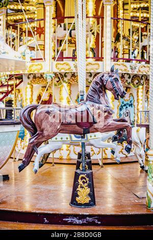 Splendidamente lavorato in vecchio stile merry-go-round a Biarritz, Francia Foto Stock