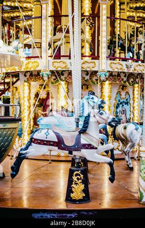 Splendidamente lavorato in vecchio stile merry-go-round a Biarritz, Francia Foto Stock