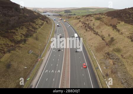 Traffico leggero sull'autostrada M62 vicino alla cima al ponte Scammonden, come il viaggio diminuisce a causa del coronavirus covid19 Foto Stock