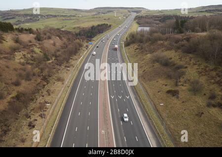 Traffico leggero sull'autostrada M62 vicino alla cima al ponte Scammonden, come il viaggio diminuisce a causa del coronavirus covid19 Foto Stock