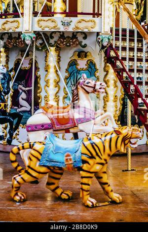 Splendidamente lavorato in vecchio stile merry-go-round a Biarritz, Francia Foto Stock