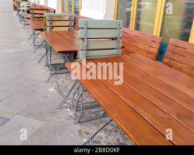 Sedie e tavoli all'aperto deserte da un ristorante di strada nel quartiere Friedrichshain di Berlino, durante la chiusura di coronavirus in Germania. Foto Stock