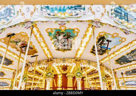 Splendidamente lavorato in vecchio stile merry-go-round a Biarritz, Francia Foto Stock