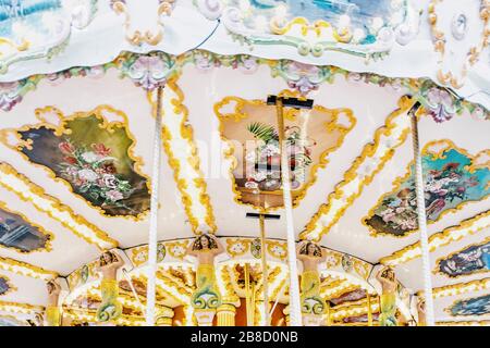 Splendidamente lavorato in vecchio stile merry-go-round a Biarritz, Francia Foto Stock