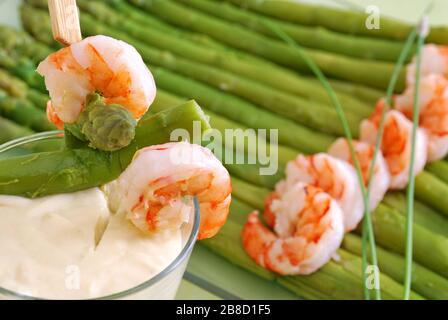 Primo piano a asparagi, gamberetti e crema serviti in piccoli vetri verrini. Foto Stock