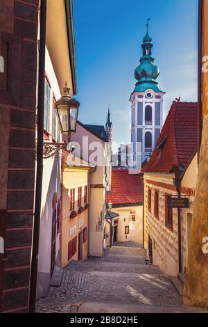 strada della città vecchia - scale del castello, sullo sfondo la torre della Chiesa di San Jost, Cesky Krumlov, Repubblica Ceca Foto Stock