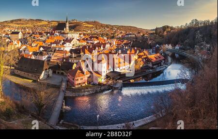 Panorama urbano della città storica Cesky Krumlov, repubblica Ceca, con st. Chiesa di Vito, fiume Moldava in primo piano Foto Stock