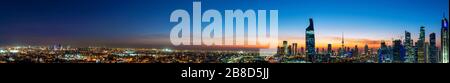 Panorama al crepuscolo che mostra lo skyline della città del Kuwait, gli edifici, le aree dei sobborghi e le case Foto Stock