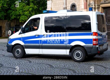 La polizia controlla la folla nella città della Germania Foto Stock