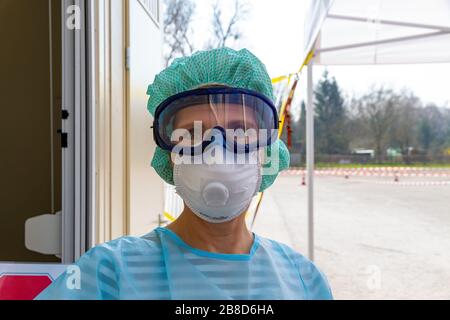 Infermiere su una stazione di prova corona / drive-in, Nürtingen Germania Foto Stock