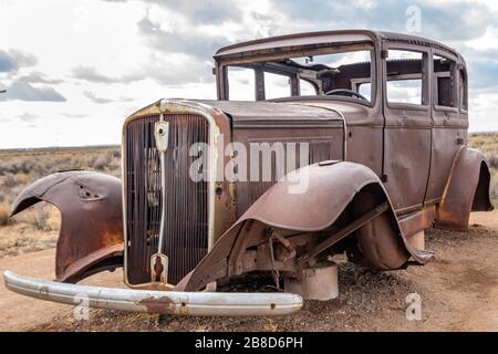 Route 66 Monument e 1932 Studebaker nel deserto dipinto del Parco Nazionale della Foresta pietrificata Foto Stock