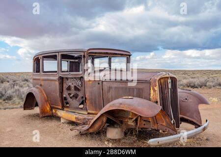 Route 66 Monument e 1932 Studebaker nel deserto dipinto del Parco Nazionale della Foresta pietrificata Foto Stock