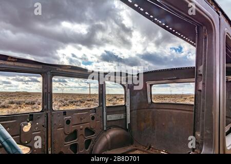 Route 66 Monument e 1932 Studebaker nel deserto dipinto del Parco Nazionale della Foresta pietrificata Foto Stock