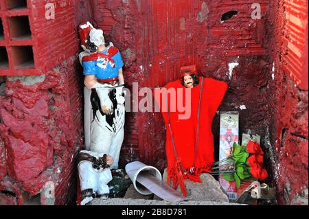 Chubut/Argentina: Strada santuario dedicato a Gauchito Gil, un folk saint in Argentina Foto Stock