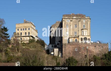 Clifton's Windsor Terrace e la mezzaluna del Paragon su un livello più alto torreggiante sopra la Gola Avon a Bristol UK Foto Stock