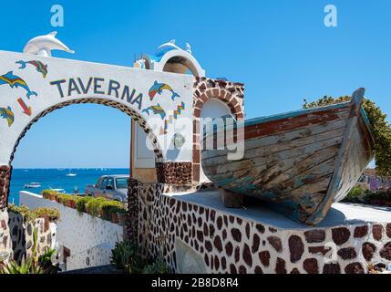 Akrotiri, Grecia - 19 luglio 2019: L'ingresso ai delfini Taverna sulla Red Beach Road Foto Stock