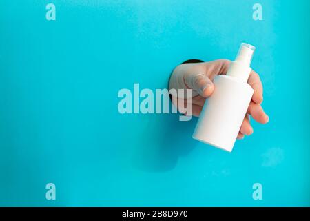 Una maschera sanitaria aiuta a prevenire l'ingresso del virus Corona o di altre malattie. L'antisettico alcolico pulisce le mani e il viso dall'infezione. Spazio di copia Foto Stock