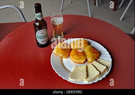 Jablanica, Bosnia-Erzegovina - Maggio 19 2009: Peksimeti, spuntino bosniaco Foto Stock