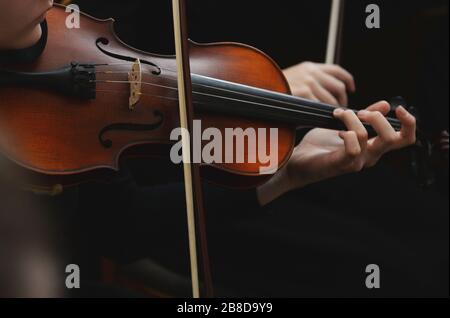 Primo piano del violino con arco in mano Foto Stock