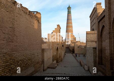 Strade di Khiva e Islam Khodja Minareto, Khiva, Uzbekistan Foto Stock