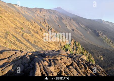 Ripide pendici della Valle del Bove sotto il cratere dell'Etna Sud-Est in serata, Sicilia Foto Stock