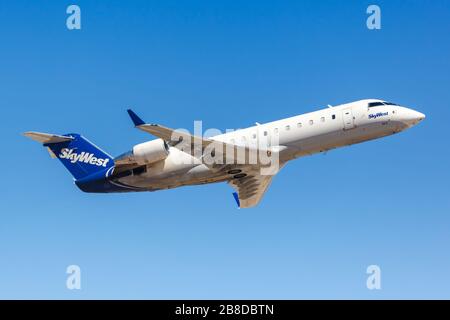 Phoenix, Arizona – 8 aprile 2019: Aeroplano SkyWest Bombardier CRJ-200 all'aeroporto Phoenix Sky Harbor (PHX) in Arizona. Foto Stock