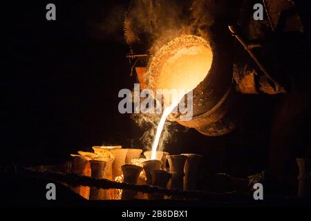 Colata di cera persa industriale. Il processo di colata per riempire i gusci di ceramica con acciaio fuso dalla siviera. Foto Stock