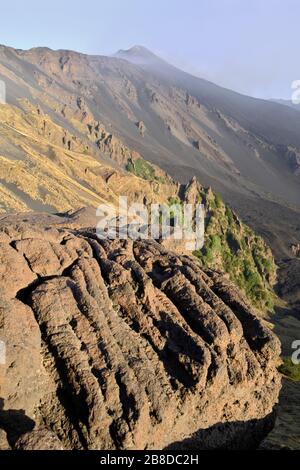 Ripide pendici della Valle del Bove sotto il cratere dell'Etna Sud-Est in serata, Sicilia Foto Stock