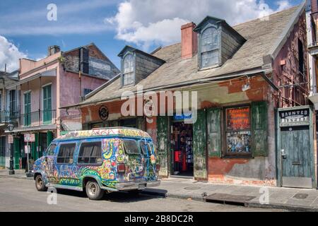 Van d'epoca parcheggiato all'esterno del Reverend Zombie Voodoo Shop di St Peters Street nel quartiere francese di News Orleans Foto Stock
