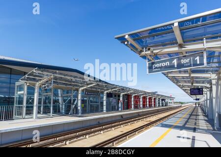 Danzica, Polonia – 29 maggio 2019: Stazione ferroviaria all'aeroporto di Danzica (GDN) in Polonia. Foto Stock