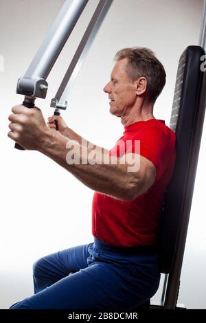 Uomo forte maturo che fa allenamento in palestra Foto Stock