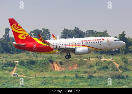 Chengdu, Cina – 21 settembre 2019: Aereo Lucky Air Boeing 737-700 all'aeroporto di Chengdu (CTU) in Cina. Boeing è un produttore americano di aeromobili Foto Stock