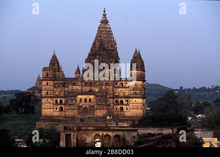 Tempio di Chaturbhuj al tramonto, dedicato a Lord Vishnu. Orchha a Madhya Pradesh, India. Foto Stock