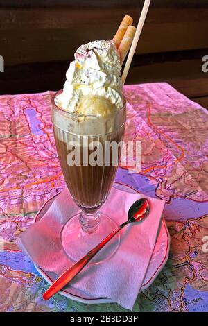 "Eiskaffee' una specialità tedesca: caffè freddo con gelato e panna montata servita in un bicchiere Foto Stock