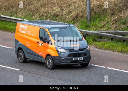 DYNO Plumbing van; UK traffico veicolare, trasporto su strada, veicoli moderni, berline, guida di veicoli, strade e motori, motorizzazione a sud sull'autostrada M61 Foto Stock