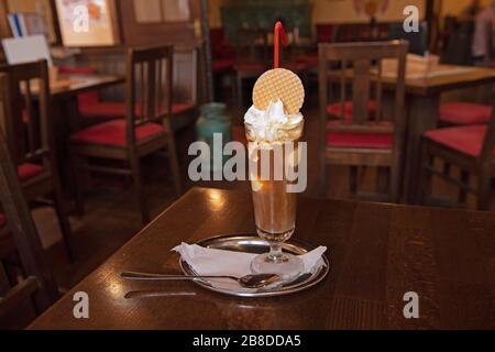 "Eiskaffee' una specialità tedesca: caffè freddo con gelato e panna montata servita in un bicchiere Foto Stock