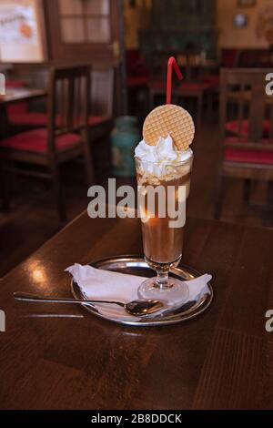 "Eiskaffee' una specialità tedesca: caffè freddo con gelato e panna montata servita in un bicchiere Foto Stock