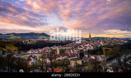 Vista della città all'alba, dal giardino delle rose alla città vecchia, alla cattedrale di Berna, alla chiesa di Nydegg, al ponte di Nydegg e all'Aare, al quartiere di Nydegg, Berna Foto Stock