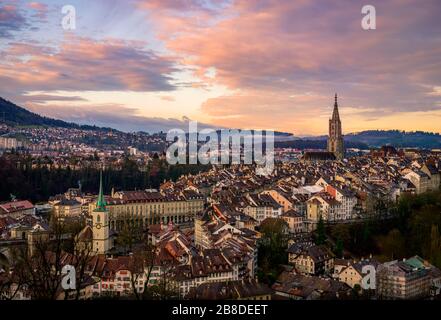 Vista sulla città all'alba, dal giardino di rose alla città vecchia, la Cattedrale di Berna, la Chiesa di Nydegg, il quartiere di Nydegg, Berna, Canton Berna, Svizzera Foto Stock