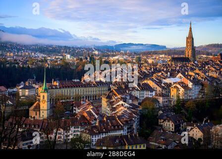 Vista sulla città al mattino, dal Catinaccio al centro storico, alla Cattedrale di Berna, alla Chiesa di Nydegg, al quartiere di Nydegg, a Berna, Canton Berna Foto Stock