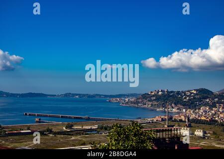 Napoli, panorama del Golfo di Napoli con gabbiani che volano sul mare. Sullo sfondo la montagna di Miseno. Foto Stock