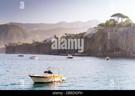 Porto Marina Grande a Sorrento. Costiera Amalfitana, Campania, Italia Foto Stock