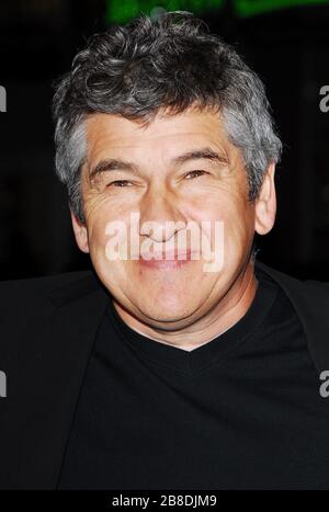 Richard Loncraine al World Premiere di 'Firewall' tenuto al Mann Grauman's Chinese Theatre di Hollywood, California. L'evento si è svolto giovedì 2 febbraio 2006. Foto di: SBM / PictureLux - riferimento file 33984-10385SBMPLX Foto Stock