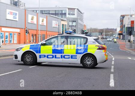 Un veicolo della polizia devia il traffico bloccando la strada, a causa di un uomo che minaccia di saltare da un ponte a Leeds. Foto Stock