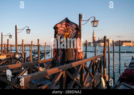 Colorate maschere di carnevale a una tradizionale festa a Venezia, Italia Foto Stock