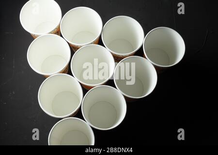 occhiali monouso su sfondo scuro Foto Stock