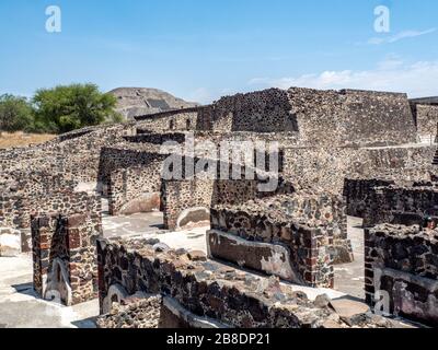 Rovine archeologiche lungo il viale dei morti a Teotihuacan, Messico. Foto Stock