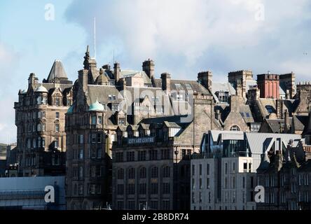 Vista dello Scotsman Hotel, del City Arts Centre e del South Bridge nella città vecchia di Edimburgo. Foto Stock