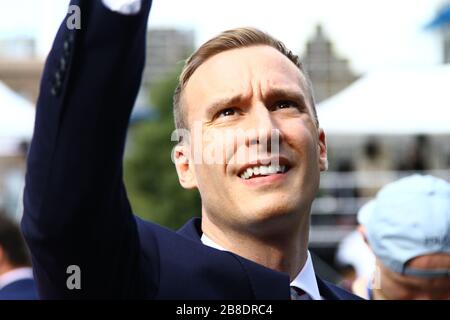 PAUL MARCA ITV CORRISPONDENTE POLITICO AL COLLEGE GREEN, WESTMINSTER, LONDRA, INGHILTERRA, REGNO UNITO. PAGINA DEL PORTFOLIO RUSSELL MOORE. Foto Stock